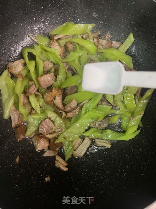 尖椒炒卤肉步骤5