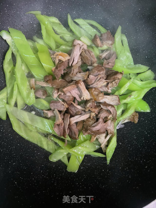 尖椒炒卤肉步骤4