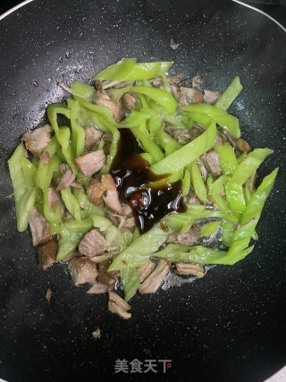 尖椒炒卤肉步骤6