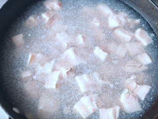 冰糖红烧肉步骤2