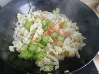 鳞虾烧花菜步骤7