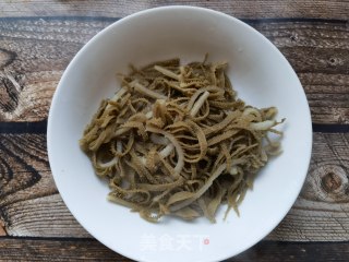 青红椒姜丝炒毛肚步骤1