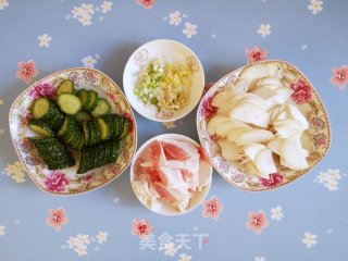 杏鲍菇黄瓜炒肉步骤1