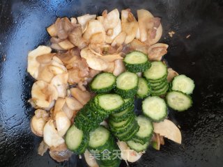 杏鲍菇黄瓜炒肉步骤6