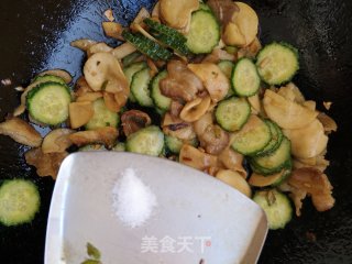杏鲍菇黄瓜炒肉步骤7