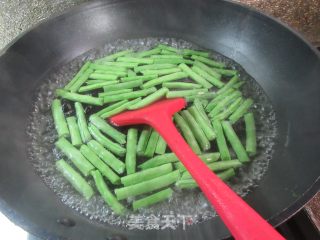 黑木耳烤火腿炒四季豆步骤3