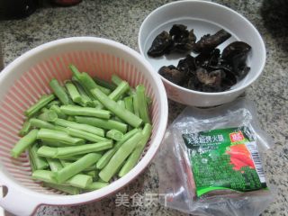 黑木耳烤火腿炒四季豆步骤1
