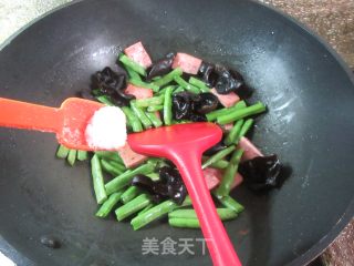 黑木耳烤火腿炒四季豆步骤6