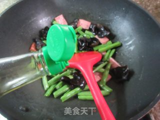黑木耳烤火腿炒四季豆步骤5