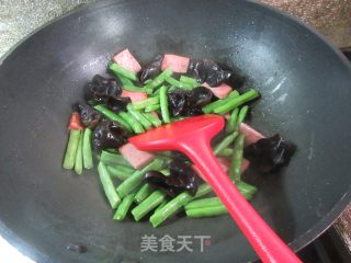 黑木耳烤火腿炒四季豆步骤4