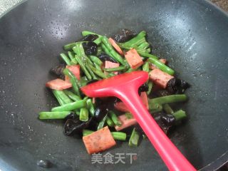 黑木耳烤火腿炒四季豆步骤8