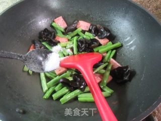 黑木耳烤火腿炒四季豆步骤7