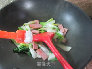 烤火腿炒黄心菜步骤7