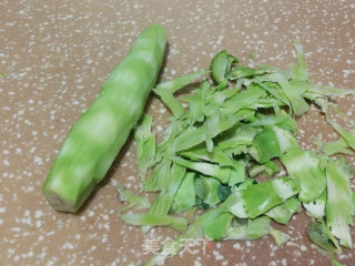 五花肉炒西兰花梗步骤2