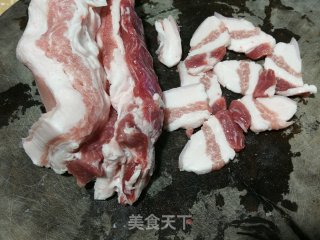 五花肉炒西兰花梗步骤1