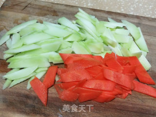 五花肉炒西兰花梗步骤3