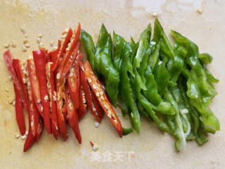 青红椒炒糯米笋步骤1