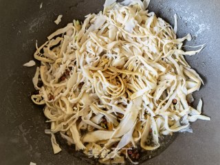 青红椒炒糯米笋步骤6