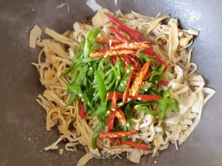 青红椒炒糯米笋步骤7