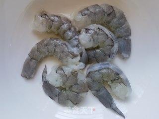 黑胡椒酱炒虾仁步骤2