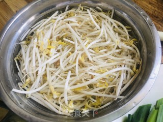 醋溜绿豆芽步骤1