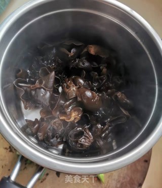 大葱黑木耳炒鸡蛋步骤1