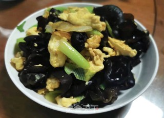 大葱黑木耳炒鸡蛋步骤8