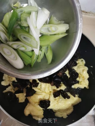 大葱黑木耳炒鸡蛋步骤7
