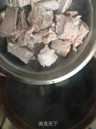 当归生姜炖羊排步骤5