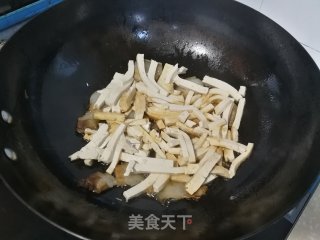 回锅肉炒包菜豆腐步骤4