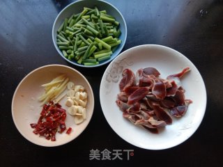 蒜苔炒鸡胗步骤1
