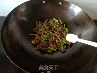蒜苔炒鸡胗步骤6