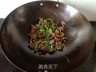 蒜苔炒鸡胗步骤7
