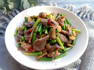 蒜苔炒鸡胗步骤8
