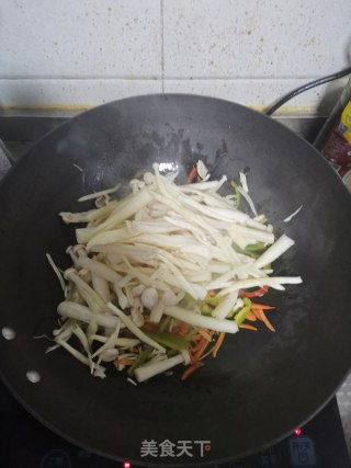 小炒海鲜菇步骤3