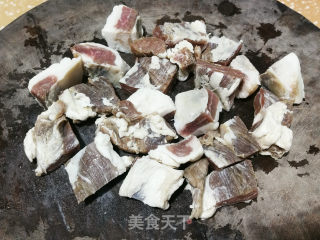 咸肉炖萝卜毛芋步骤1