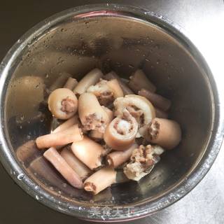 香菇炖猪尾巴步骤1