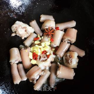 香菇炖猪尾巴步骤4
