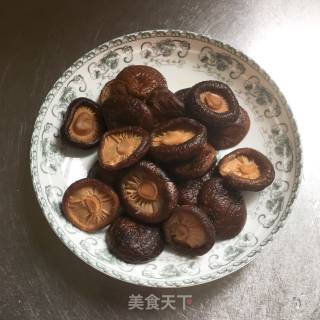 香菇炖猪尾巴步骤2