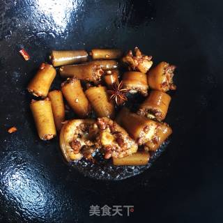 香菇炖猪尾巴步骤5