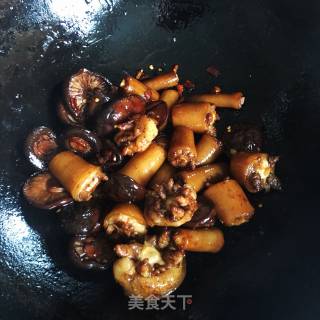 香菇炖猪尾巴步骤6