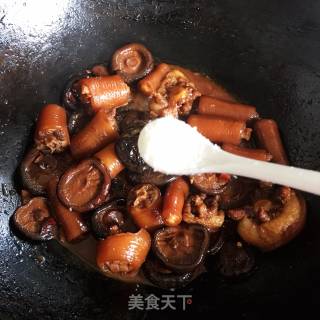 香菇炖猪尾巴步骤8
