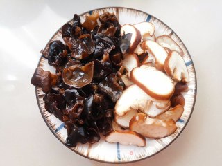 香菇木耳烧千张步骤2