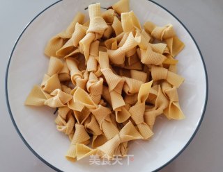香菇木耳烧千张步骤1
