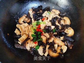 香菇木耳烧千张步骤8