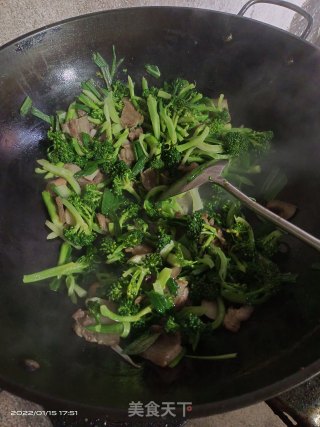 蒜苗西蓝花炒肉步骤6