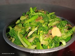 蒜苗西蓝花炒肉步骤8