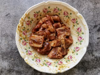胡萝卜西兰花梗炒牛仔骨步骤4
