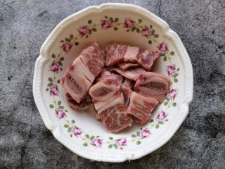 胡萝卜西兰花梗炒牛仔骨步骤2