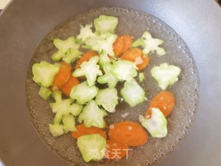 胡萝卜西兰花梗炒牛仔骨步骤7